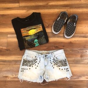 ✨5/$25✨ Studded Denim Shorts Size 7 Light wash